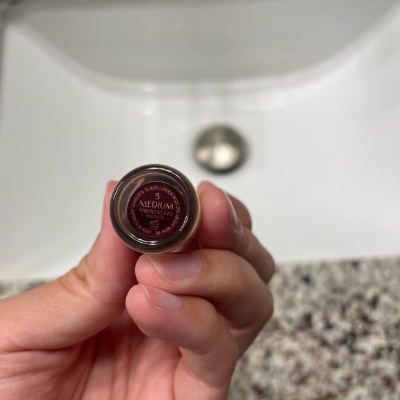 Charlotte Tilbury Beautiful Skin Concealer - Shade 5 - Picture 3 of 3